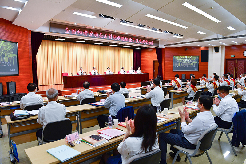 華翔集團獲評”全國和諧勞動關系創建示范企業“